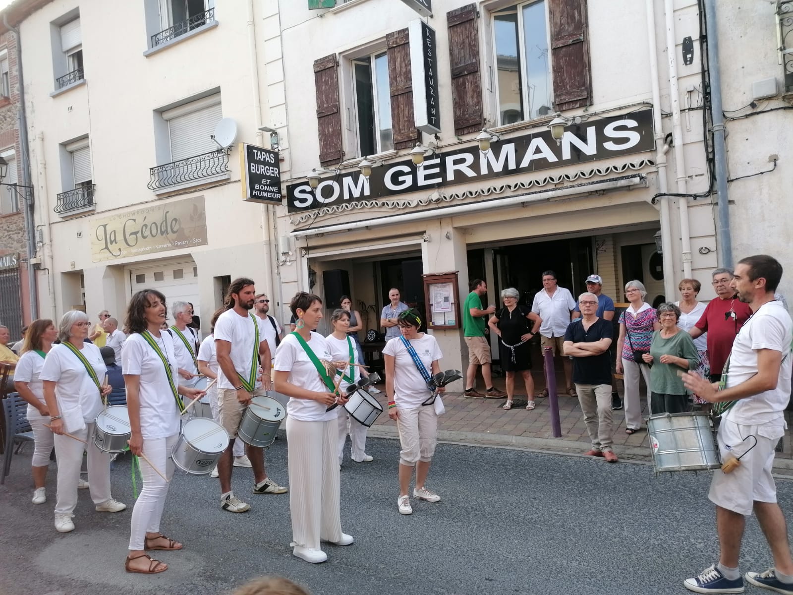 C'est la Fête de la musique, les percussionistes de Catala que ta sont de sortie dans les Albères pour vous faire danser sur les rythmes du Brésil avec leur Samba ! 